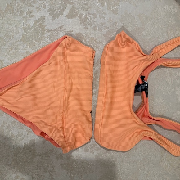 Beach Riot Peach Bikini Set 🍑 - Picture 4 of 6